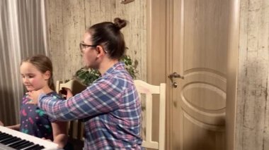 Genç bir müzik öğretmeni bir çocuğa evde dijital piyano çalmayı öğrenmesinde rehberlik eder. Müziğin temellerini öğrenmeye, yaratıcılığı ve beceri gelişimini destekleyici bir ortamda geliştirmeye odaklanırlar.