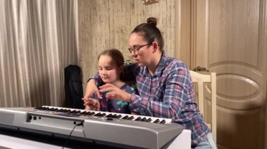 Genç bir müzik öğretmeni bir çocuğa evde dijital piyano çalmayı öğrenmesinde rehberlik eder. Müziğin temellerini öğrenmeye, yaratıcılığı ve beceri gelişimini destekleyici bir ortamda geliştirmeye odaklanırlar.