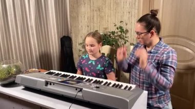 Genç bir müzik öğretmeni bir çocuğa evde dijital piyano çalmayı öğrenmesinde rehberlik eder. Müziğin temellerini öğrenmeye, yaratıcılığı ve beceri gelişimini destekleyici bir ortamda geliştirmeye odaklanırlar.