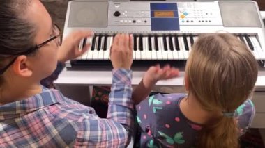Genç bir müzik öğretmeni bir çocuğa evde dijital piyano çalmayı öğrenmesinde rehberlik eder. Müziğin temellerini öğrenmeye, yaratıcılığı ve beceri gelişimini destekleyici bir ortamda geliştirmeye odaklanırlar.