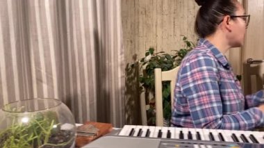 Genç bir müzik öğretmeni bir çocuğa evde dijital piyano çalmayı öğrenmesinde rehberlik eder. Müziğin temellerini öğrenmeye, yaratıcılığı ve beceri gelişimini destekleyici bir ortamda geliştirmeye odaklanırlar.