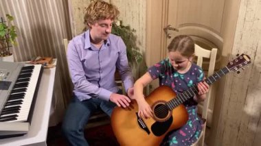 Genç bir müzik öğretmeni bir çocuğa evde dijital piyano çalmayı öğrenmesinde rehberlik eder. Müziğin temellerini öğrenmeye, yaratıcılığı ve beceri gelişimini destekleyici bir ortamda geliştirmeye odaklanırlar.