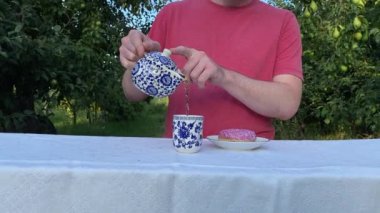Genç bir adam ağaçlarla çevrili yemyeşil bir parkta gündelik bir öğle yemeğinin tadını çıkarıyor. Rahatlayarak ve yemeğin tadını çıkararak, temiz hava ve doğada biraz dinlenir.