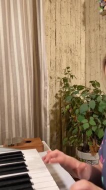 Genç bir müzik öğretmeni, müzik aletini evde çalmayı öğrenen bir çocuğa rehberlik eder. Müziğin temellerini öğrenmeye, yaratıcılığı ve beceriyi geliştirmeye odaklanırlar.