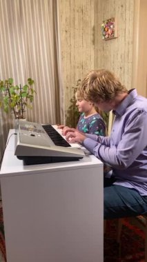 Genç bir müzik öğretmeni, müzik aletini evde çalmayı öğrenen bir çocuğa rehberlik eder. Müziğin temellerini öğrenmeye, yaratıcılığı ve beceriyi geliştirmeye odaklanırlar.