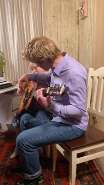 Genç bir müzik öğretmeni, müzik aletini evde çalmayı öğrenen bir çocuğa rehberlik eder. Müziğin temellerini öğrenmeye, yaratıcılığı ve beceriyi geliştirmeye odaklanırlar.