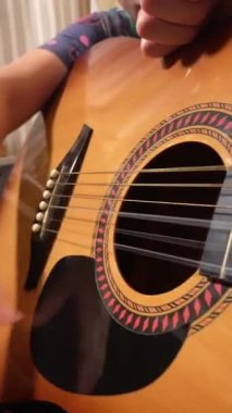 Genç bir müzik öğretmeni, müzik aletini evde çalmayı öğrenen bir çocuğa rehberlik eder. Müziğin temellerini öğrenmeye, yaratıcılığı ve beceriyi geliştirmeye odaklanırlar.