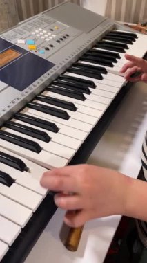 Dikey olarak genç bir müzik öğretmeni, müzik aletini evde çalmayı öğrenen bir çocuğa rehberlik eder. Müziğin temellerini öğrenmeye, yaratıcılığı ve beceriyi geliştirmeye odaklanırlar.