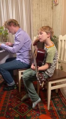 Dikey olarak genç bir müzik öğretmeni, müzik aletini evde çalmayı öğrenen bir çocuğa rehberlik eder. Müziğin temellerini öğrenmeye, yaratıcılığı ve beceriyi geliştirmeye odaklanırlar.