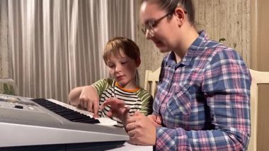 Genç bir müzik öğretmeni, müzik aletini evde çalmayı öğrenen bir çocuğa rehberlik eder. Müziğin temellerini öğrenmeye, yaratıcılığı ve beceriyi geliştirmeye odaklanırlar.
