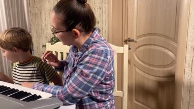 Genç bir müzik öğretmeni, müzik aletini evde çalmayı öğrenen bir çocuğa rehberlik eder. Müziğin temellerini öğrenmeye, yaratıcılığı ve beceriyi geliştirmeye odaklanırlar.