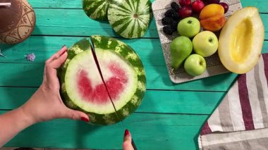 Lezzetli yemeklerle dolu kırsal bir yemek masası manzarası. Dişi eller yemeği hazırlar ve keyfini çıkarırlar. Kapalı mekanlar ev yapımı yemeklerin ve özenli yemeklerin neşesini ön plana çıkarıyor. 