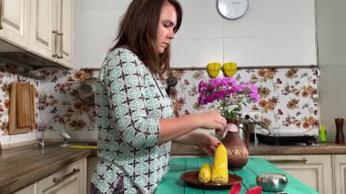 İçerideki sulu meyvelerin tadını çıkaran genç bir kadın taze ve sağlıklı tadını çıkarıyor. Rahatlamış ve memnun, sakin ve rahat bir atmosferde sağlıklı beslenmenin basit zevkini kucaklıyor..