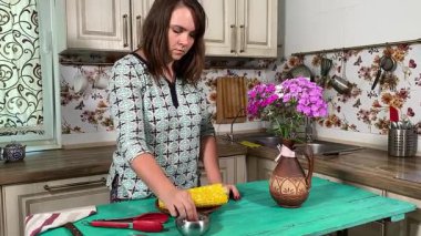 İçerideki sulu meyvelerin tadını çıkaran genç bir kadın taze ve sağlıklı tadını çıkarıyor. Rahatlamış ve memnun, sakin ve rahat bir atmosferde sağlıklı beslenmenin basit zevkini kucaklıyor..