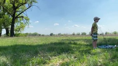 Küçük baba ve oğlu yaz pikniğinin tadını çıkarıyor, birlikte güzel vakit geçiriyorlar. Dışarıdaki eğlenceli aktivitelere katılıyorlar, sıcak güneşin altında mutlu anılar yaratıyorlar.