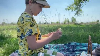 Küçük baba ve oğlu yaz pikniğinin tadını çıkarıyor, birlikte güzel vakit geçiriyorlar. Dışarıdaki eğlenceli aktivitelere katılıyorlar, sıcak güneşin altında mutlu anılar yaratıyorlar.