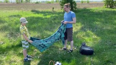 Küçük baba ve oğlu yaz pikniğinin tadını çıkarıyor, birlikte güzel vakit geçiriyorlar. Dışarıdaki eğlenceli aktivitelere katılıyorlar, sıcak güneşin altında mutlu anılar yaratıyorlar.