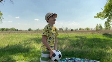 Küçük baba ve oğlu yaz pikniğinin tadını çıkarıyor, birlikte güzel vakit geçiriyorlar. Dışarıdaki eğlenceli aktivitelere katılıyorlar, sıcak güneşin altında mutlu anılar yaratıyorlar.