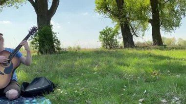 Küçük baba ve oğlu yaz pikniğinin tadını çıkarıyor, birlikte güzel vakit geçiriyorlar. Dışarıdaki eğlenceli aktivitelere katılıyorlar, sıcak güneşin altında mutlu anılar yaratıyorlar.