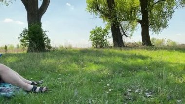 Küçük baba ve oğlu yaz pikniğinin tadını çıkarıyor, birlikte güzel vakit geçiriyorlar. Dışarıdaki eğlenceli aktivitelere katılıyorlar, sıcak güneşin altında mutlu anılar yaratıyorlar.