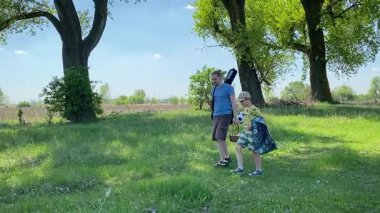 Küçük baba ve oğlu yaz pikniğinin tadını çıkarıyor, birlikte güzel vakit geçiriyorlar. Dışarıdaki eğlenceli aktivitelere katılıyorlar, sıcak güneşin altında mutlu anılar yaratıyorlar.