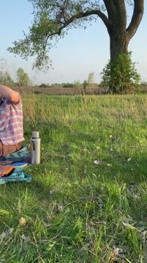 Dikey genç baba ve oğul yaz pikniğinin tadını çıkarıyor, birlikte güzel vakit geçiriyorlar. Dışarıdaki eğlenceli aktivitelere katılıyorlar, sıcak güneşin altında mutlu anılar yaratıyorlar.