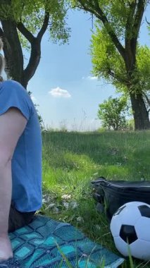 Dikey genç baba ve oğul yaz pikniğinin tadını çıkarıyor, birlikte güzel vakit geçiriyorlar. Dışarıdaki eğlenceli aktivitelere katılıyorlar, sıcak güneşin altında mutlu anılar yaratıyorlar.