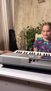 Dikey olarak genç bir müzik öğretmeni, müzik aletini evde çalmayı öğrenen bir çocuğa rehberlik eder. Müziğin temellerini öğrenmeye, yaratıcılığı ve beceriyi geliştirmeye odaklanırlar.