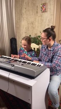 Dikey olarak genç bir müzik öğretmeni, müzik aletini evde çalmayı öğrenen bir çocuğa rehberlik eder. Müziğin temellerini öğrenmeye, yaratıcılığı ve beceriyi geliştirmeye odaklanırlar.