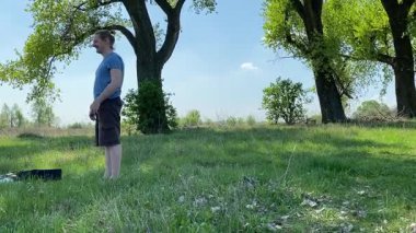 Küçük baba ve oğlu yaz pikniğinin tadını çıkarıyor, birlikte güzel vakit geçiriyorlar. Dışarıdaki eğlenceli aktivitelere katılıyorlar, sıcak güneşin altında mutlu anılar yaratıyorlar.