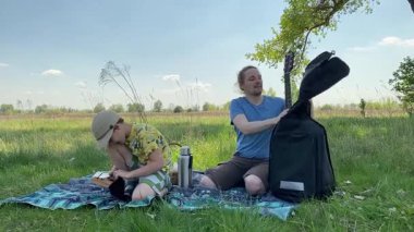 Küçük baba ve oğlu yaz pikniğinin tadını çıkarıyor, birlikte güzel vakit geçiriyorlar. Dışarıdaki eğlenceli aktivitelere katılıyorlar, sıcak güneşin altında mutlu anılar yaratıyorlar.