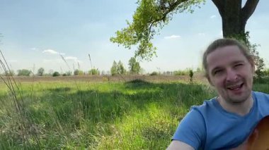 Küçük baba ve oğlu yaz pikniğinin tadını çıkarıyor, birlikte güzel vakit geçiriyorlar. Dışarıdaki eğlenceli aktivitelere katılıyorlar, sıcak güneşin altında mutlu anılar yaratıyorlar.