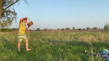 Küçük baba ve oğlu yaz pikniğinin tadını çıkarıyor, birlikte güzel vakit geçiriyorlar. Dışarıdaki eğlenceli aktivitelere katılıyorlar, sıcak güneşin altında mutlu anılar yaratıyorlar.