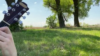 Küçük baba ve oğlu yaz pikniğinin tadını çıkarıyor, birlikte güzel vakit geçiriyorlar. Dışarıdaki eğlenceli aktivitelere katılıyorlar, sıcak güneşin altında mutlu anılar yaratıyorlar.