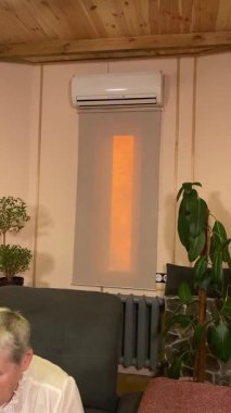 Dikey yaşlı bir kadın evde boş vaktinin tadını çıkarıyor, rahat bir oturma odasında rahatlatıcı bir hobi ediniyor. Etrafı konforla çevriliyken günlük rutininde ve en sevdiği meşgalesinde neşe ve huzur bulur. 