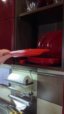 Dikey yaşlı kadın sıcak bir ev mutfağında öğle yemeği yiyor, sıcak bir ev yemeği yiyor. Yavaş ve dikkatli bir şekilde yiyor, tanıdık yiyeceklerin rahatlığını ve etrafındaki sakin atmosferi takdir ediyor.. 