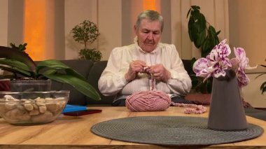 Yaşlı bir kadın evde boş vakit geçirmekten zevk alıyor, rahat bir oturma odasında rahatlatıcı bir hobi ediniyor. Etrafı konforla çevriliyken günlük rutininde ve en sevdiği meşgalesinde neşe ve huzur bulur. 