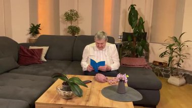 Yaşlı bir kadın evde boş vakit geçirmekten zevk alıyor, rahat bir oturma odasında rahatlatıcı bir hobi ediniyor. Etrafı konforla çevriliyken günlük rutininde ve en sevdiği meşgalesinde neşe ve huzur bulur. 