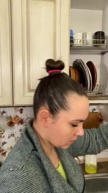 Evde ev işleri yapan, üretken ve düzenli kalan genç bir kadın. Günlük görevleri odaklanma ve özenle yerine getirir, sakin bir ortamda temiz ve rahat bir yaşam alanı sağlar.. 