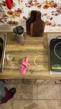 Evde ev işleri yapan, üretken ve düzenli kalan genç bir kadın. Günlük görevleri odaklanma ve özenle yerine getirir, sakin bir ortamda temiz ve rahat bir yaşam alanı sağlar.. 