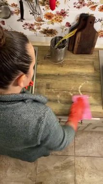 Evde ev işleri yapan, üretken ve düzenli kalan genç bir kadın. Günlük görevleri odaklanma ve özenle yerine getirir, sakin bir ortamda temiz ve rahat bir yaşam alanı sağlar.. 