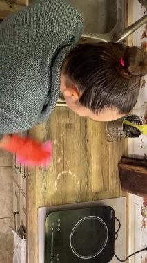 Evde ev işleri yapan, üretken ve düzenli kalan genç bir kadın. Günlük görevleri odaklanma ve özenle yerine getirir, sakin bir ortamda temiz ve rahat bir yaşam alanı sağlar.. 