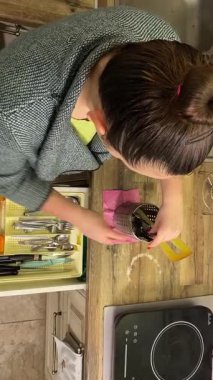 Evde ev işleri yapan, üretken ve düzenli kalan genç bir kadın. Günlük görevleri odaklanma ve özenle yerine getirir, sakin bir ortamda temiz ve rahat bir yaşam alanı sağlar.. 