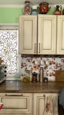 Evde ev işleri yapan, üretken ve düzenli kalan genç bir kadın. Günlük görevleri odaklanma ve özenle yerine getirir, sakin bir ortamda temiz ve rahat bir yaşam alanı sağlar.. 