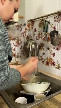 Evde ev işleri yapan, üretken ve düzenli kalan genç bir kadın. Günlük görevleri odaklanma ve özenle yerine getirir, sakin bir ortamda temiz ve rahat bir yaşam alanı sağlar.. 