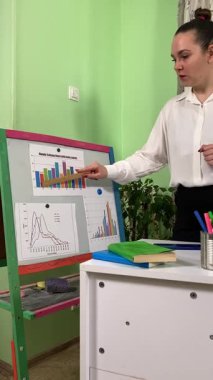 İş elbiseli genç bir kadın ev ofisinde çalışıyor, dizüstü bilgisayar ve telefon kullanıyor. Odaklanmış ve profesyonel olarak, günlük rutininde teknoloji ve iletişimi birleştirerek görevleri etkili bir şekilde yönetiyor. 