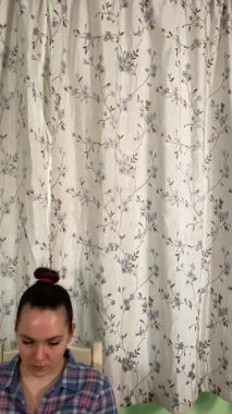 Dikey kadın evde boş zamanların tadını çıkarıyor, en sevdiği hobisine odaklanıp rahatlıyor. Etrafı konforla çevriliyken, sessiz anlarını kapalı bir ortamda sevdiği şeyleri yaparak geçiriyor.. 