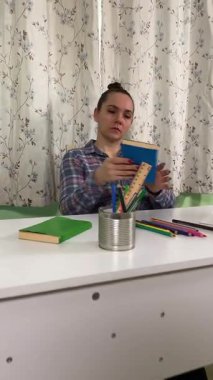 Dikey kadın evde boş zamanların tadını çıkarıyor, en sevdiği hobisine odaklanıp rahatlıyor. Etrafı konforla çevriliyken, sessiz anlarını kapalı bir ortamda sevdiği şeyleri yaparak geçiriyor.. 