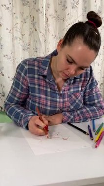 Dikey kadın evde boş zamanların tadını çıkarıyor, en sevdiği hobisine odaklanıp rahatlıyor. Etrafı konforla çevriliyken, sessiz anlarını kapalı bir ortamda sevdiği şeyleri yaparak geçiriyor.. 