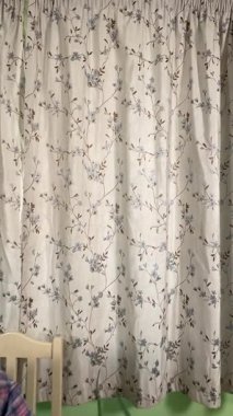 Dikey kadın evde boş zamanların tadını çıkarıyor, en sevdiği hobisine odaklanıp rahatlıyor. Etrafı konforla çevriliyken, sessiz anlarını kapalı bir ortamda sevdiği şeyleri yaparak geçiriyor.. 